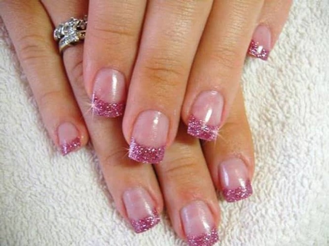 Manicure dengan glitter merah jambu dan cat gel. Foto pada kuku panjang, petua