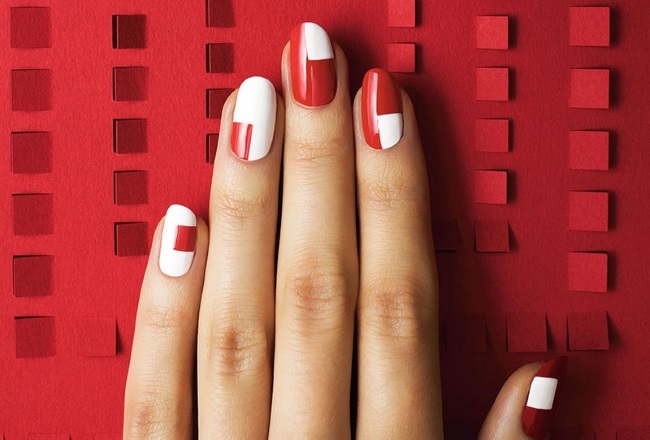 Manucure rouge pour les ongles courts. Photo, design 2020 avec strass, paillettes, frottement, français