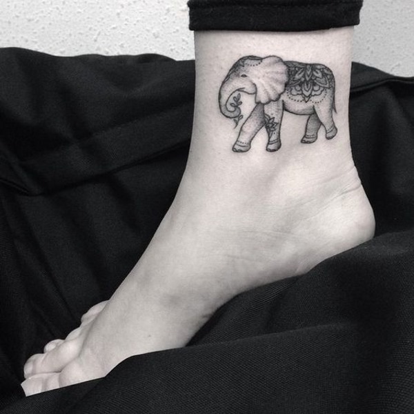 Tatuaggio alla caviglia per ragazze. Foto, schizzi, iscrizioni con significato, traduzione, fiori