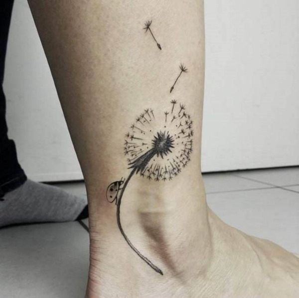 Fotled tatuering för tjejer. Foton, skisser, inskriptioner med betydelse, översättning, blommor