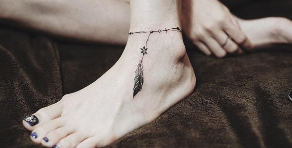 Tatuaj la glezna pentru fete. Fotografii, schițe, inscripții cu semnificație, traducere, flori