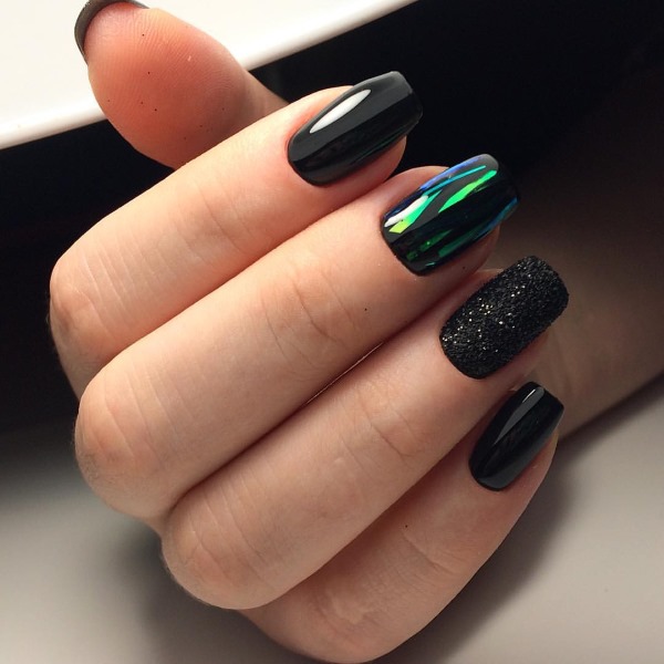 Conception d'ongles noirs. Photo avec strass, tresses, français pour ongles courts et longs