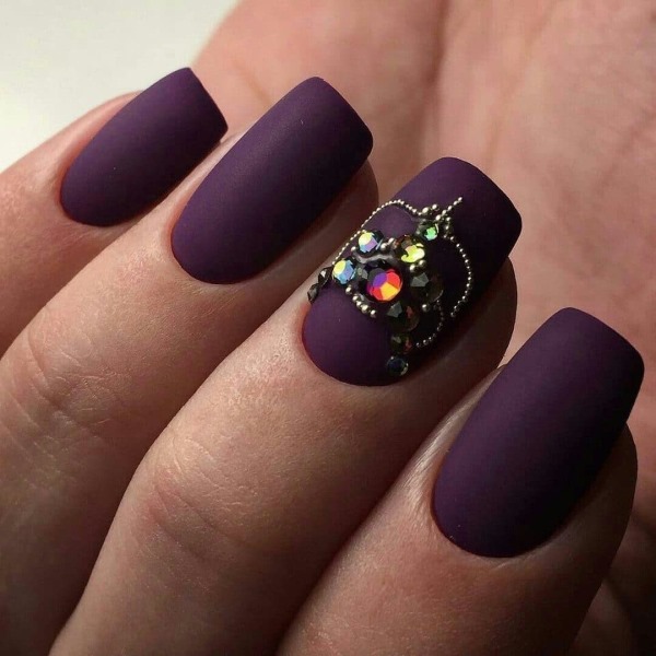 Violetinis nagų dizainas. Nuotrauka su paveiksliuku, cirkonio, blizgučių, trynimo