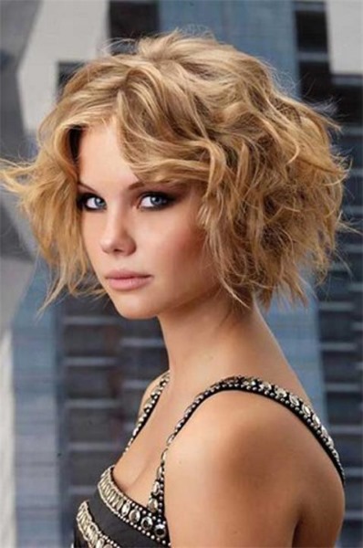 Coupes de cheveux volumineuses pour femmes pour cheveux courts avec et sans frange, pour cheveux fins. Une photo
