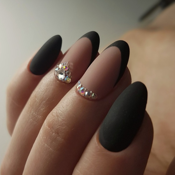 Dizajn noktiju u tamnim bojama i nijansama. Fotografija manikure s rhinestones, iskričavima, francuski za kratke, duge nokte