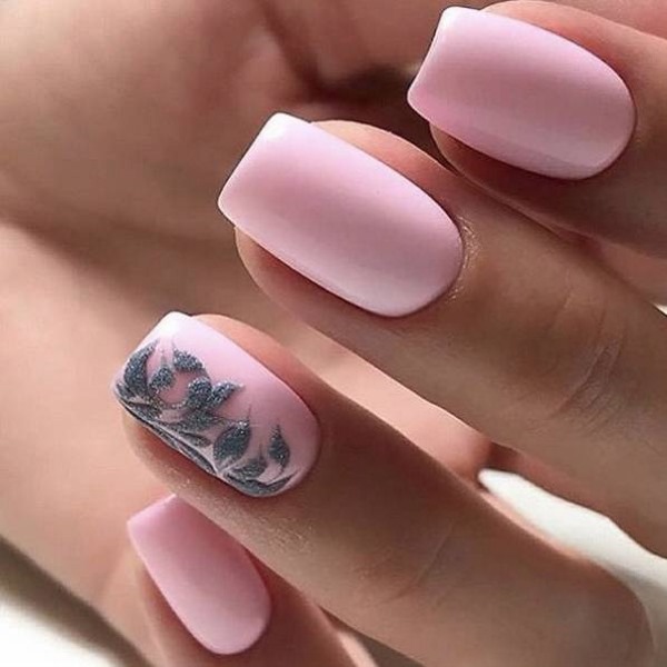 Conception des ongles de couleur gris-rose. Manucure photo, tendances de la mode 2020