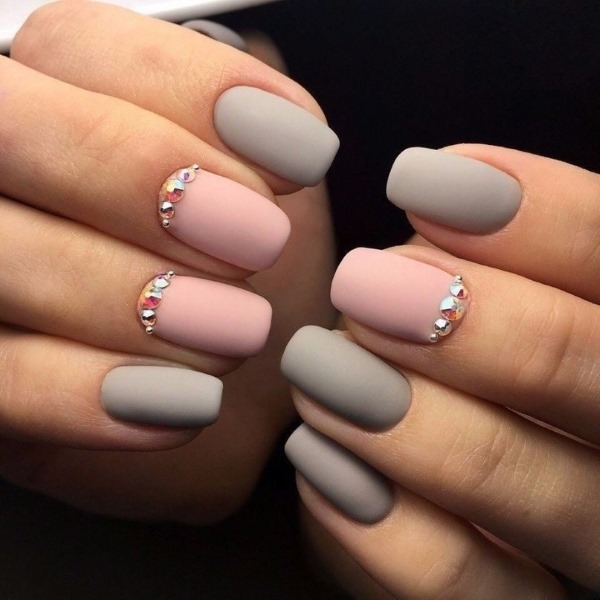 Dizajn noktiju u sivo-ružičastoj boji. Foto manikura, modni trendovi 2020