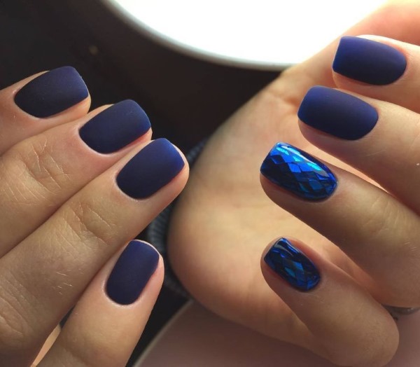 Wzory do manicure w kolorze niebieskim.Zdjęcia nowości 2020 z lakierem hybrydowym, francuskim, z połyskiem, przecieraniem, wzorem na paznokciach