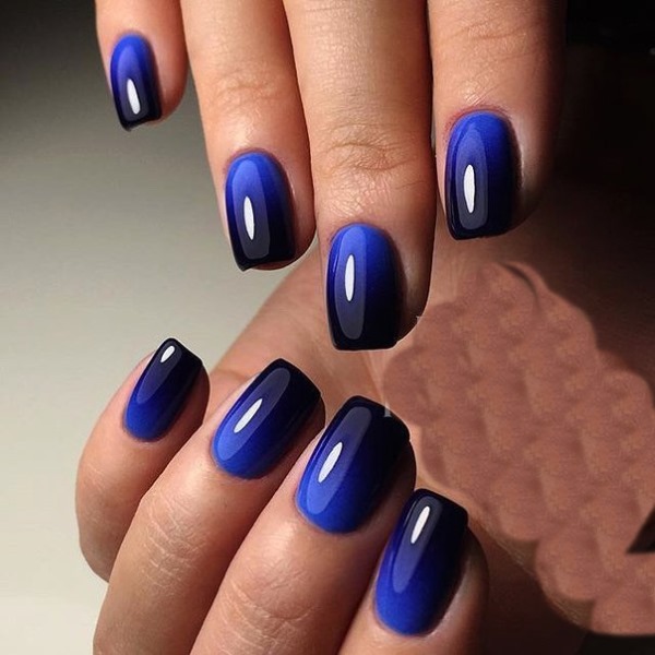 Manikiūro dizainas mėlynos spalvos. Naujų gaminių, 2020 m., Nuotrauka su geliniu laku, prancūziškos, su blizgučiais, trynimais, piešiniu ant nagų