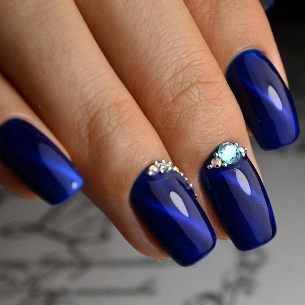 Wzory do manicure w kolorze niebieskim. Zdjęcia nowości 2020 z lakierem hybrydowym, francuskim, z połyskiem, przecieraniem, wzorem na paznokciach