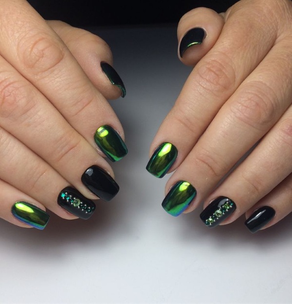 Zielone wzory paznokci. Zdjęcie ze zdjęciem, cyrkonie, złoto, przecieranie. Nowość na rok 2020