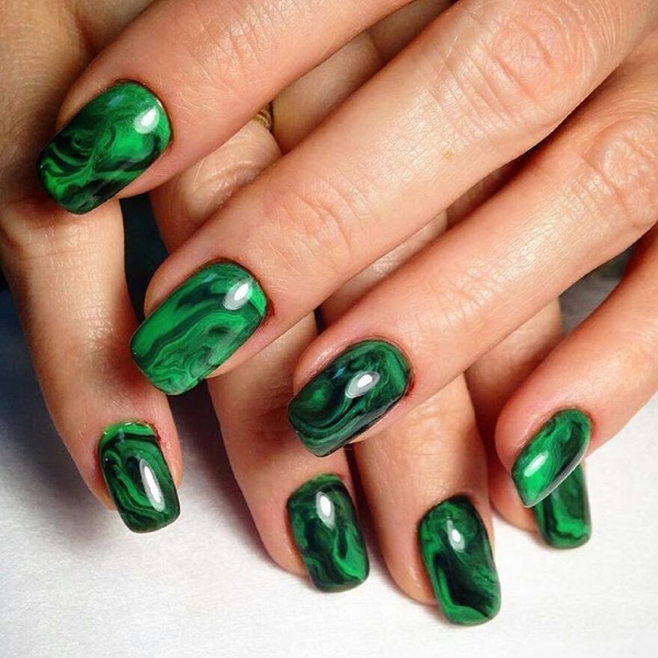Zielone wzory paznokci. Zdjęcie ze zdjęciem, cyrkonie, złoto, przecieranie. Nowość na rok 2020