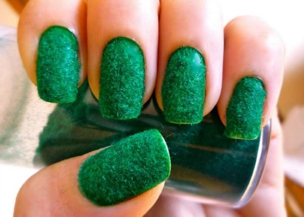 Diseños de uñas verdes. Foto con una imagen, pedrería, oro, frotamiento. Nuevo para 2020