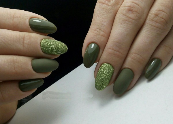 Dessins d'ongles verts. Photo avec une image, strass, or, frottement. Nouveau pour 2020