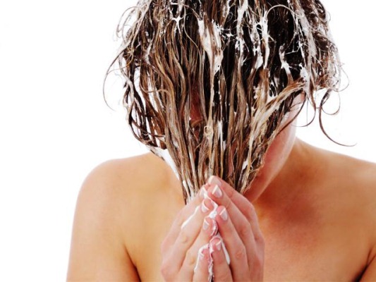 Cara cepat membersihkan tonik dari rambut di rumah. Bermakna, arahan