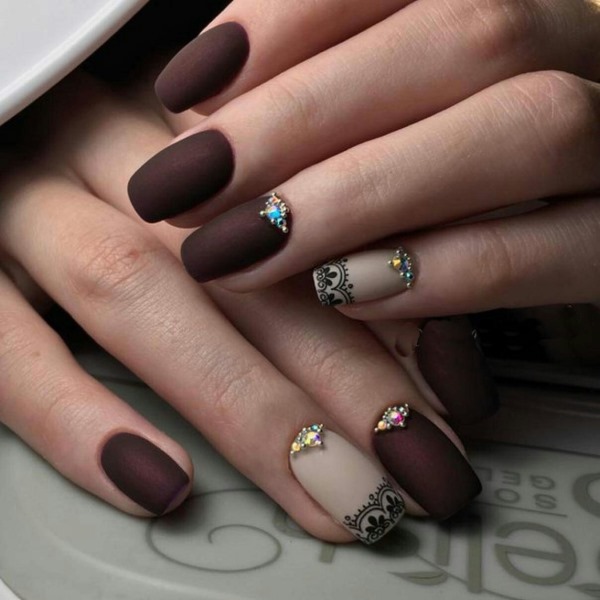 Brązowy manicure z wzorami w brązowych odcieniach. Zdjęcie matowe, z kryształkami, błyszczy, kocie oko, francuski