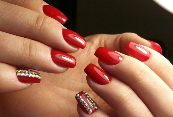 Conception de vernis gel rouge. Photo pour ongles courts et longs. Des idées avec des strass, des étincelles