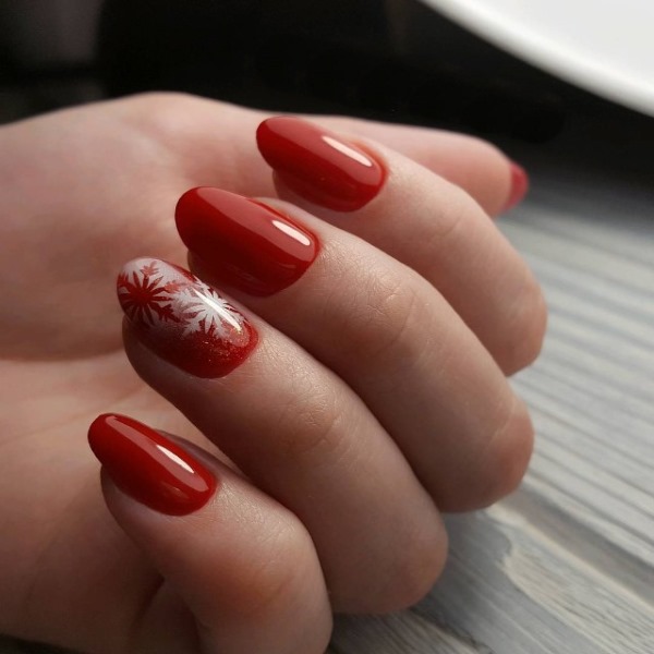 Punainen manikyyri pitkille kynsille. Kuva 2020, jossa strassit, raidat, koriste, ranska