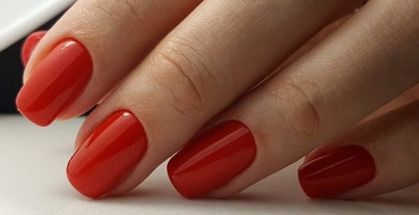 Czerwony manicure na długie paznokcie. Zdjęcie 2020 z cyrkoniami, paskami, ornamentem, francuski
