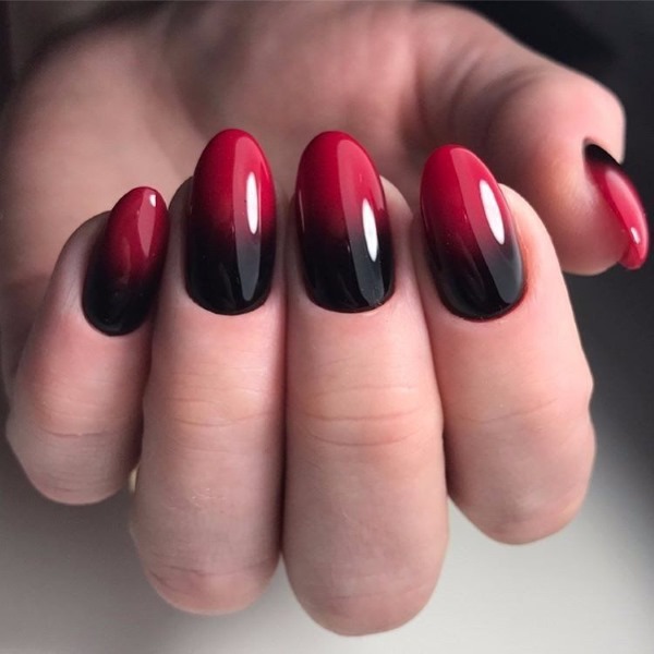 Czerwony manicure na długie paznokcie. Zdjęcie 2020 z cyrkoniami, paskami, ornamentem, francuski