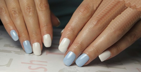Wielobarwny manicure w pastelowych kolorach. Zdjęcie francuskie, delikatne, z kryształkami, lato, bez wzoru