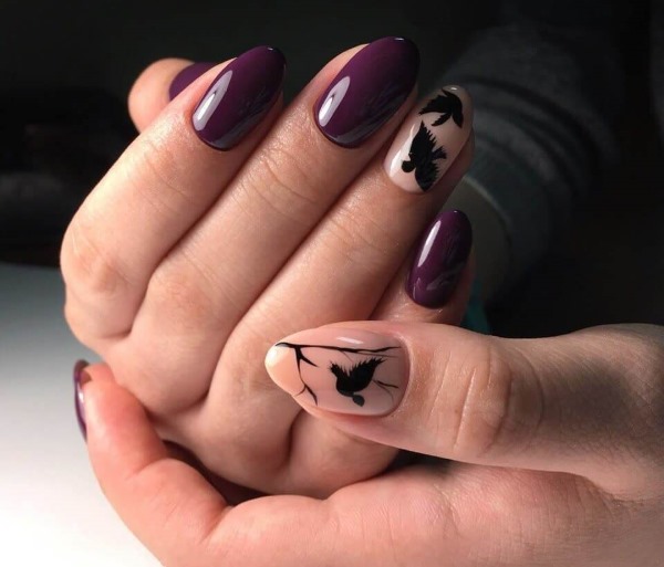 Manicura purpurina per a ungles curtes. Foto poliment de gel, colors delicats