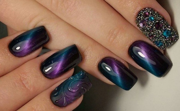 Manicura en tonos violetas para uñas cortas y largas con esmalte en gel, goma laca. Una fotografía