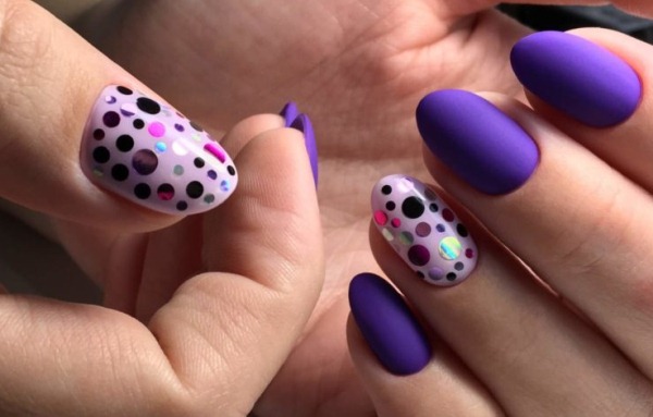 Manicure w fioletowych odcieniach na krótkie i długie paznokcie z żelem, szelakiem. Zdjęcie