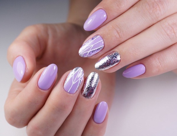 Manicura en tonos violetas para uñas cortas y largas con esmalte en gel, goma laca. Una fotografía