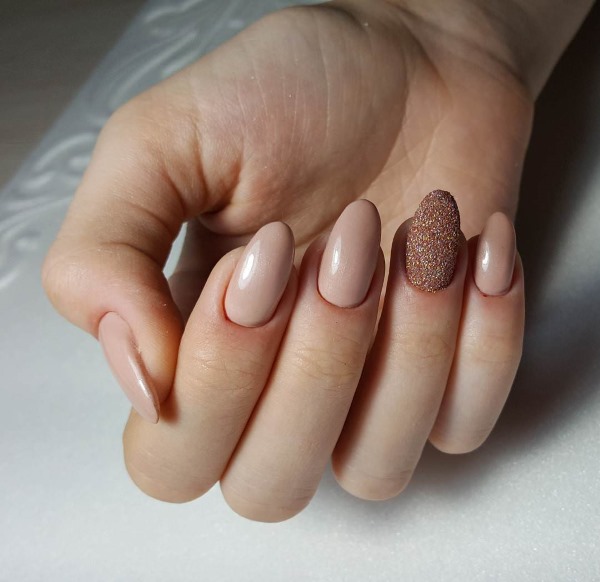Manicure w pastelowych kolorach na krótkie paznokcie z modelującym, francuskim lakierem hybrydowym. Zdjęcia, projekty
