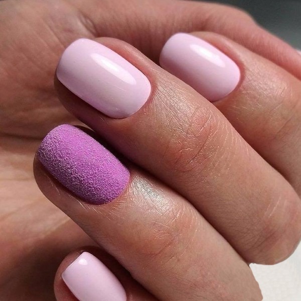 Manicure w pastelowych kolorach na krótkie paznokcie z modelującym, francuskim lakierem hybrydowym. Zdjęcia, projekty