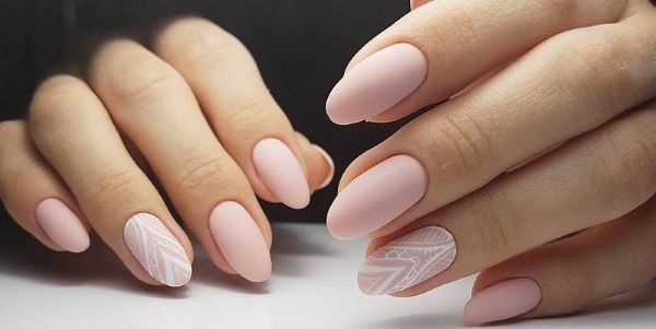Manicura en colores pastel para uñas cortas con modelado, esmalte en gel francés. Fotos, diseños