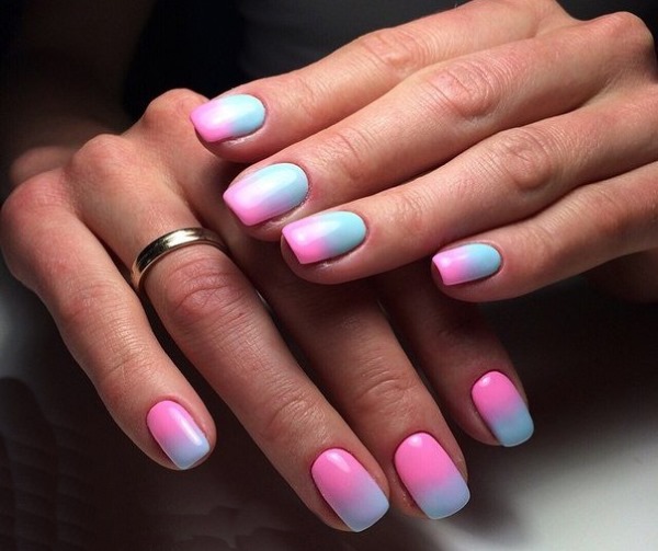 Manicura en colors pastel per a ungles curtes amb modelat, gel de gel francès. Fotos, dissenys