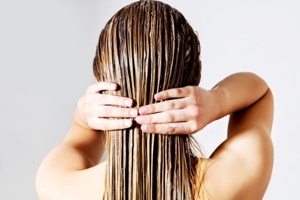 Potongan rambut wanita berlapis untuk rambut sederhana dengan poni. Foto, pilihan