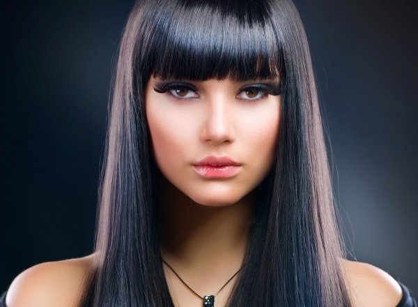 Naisten monikerroksiset hiustenleikkaukset keskisuurille hiuksille. Valokuvat, vaihtoehdot