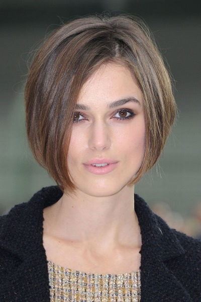 Flerskiktade frisyrer för kvinnor för medelhårigt hår med lugg. Foton, alternativ