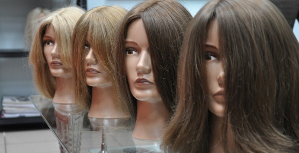 Rambut palsu semula jadi untuk wanita dengan kulit kepala tiruan. Foto dan harga
