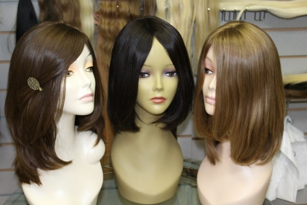 Természetes haj parókák nőknek, fejbőr utánzattal. Fotók és árak