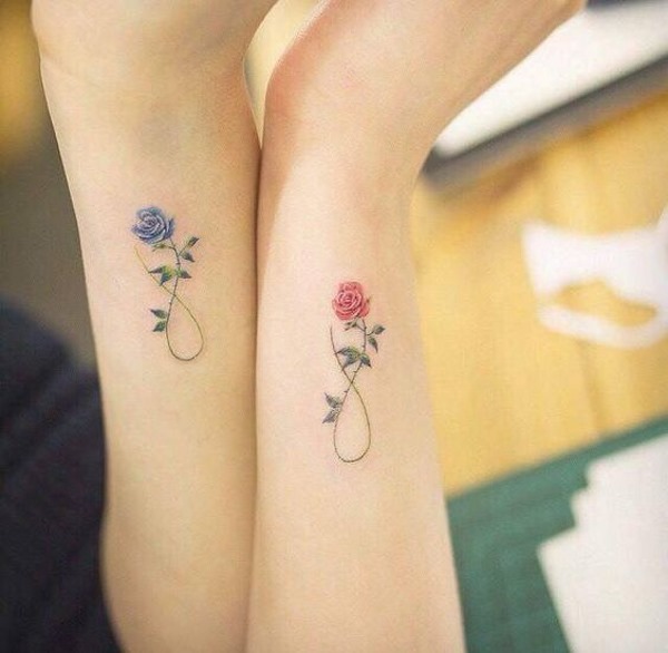 Pāris tetovējumi diviem mīļotājiem, draugiem, māsām. Mazas skices, burtu idejas