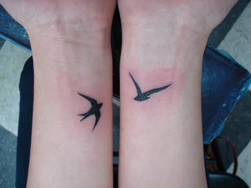 Tatuaje pereche pentru doi îndrăgostiți, pentru prieteni, surori. Schițe mici, idei de inscripționare