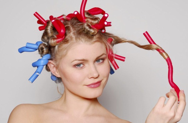 Bells pentinats amb rínxols per a cabells mitjans, trenats, serrell per a noies. Foto de com fer-ho tu mateix