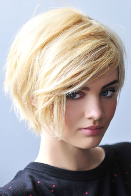 Talls de cabell de moda amb serrell per a cabells curts per a dones. Fotos, opcions