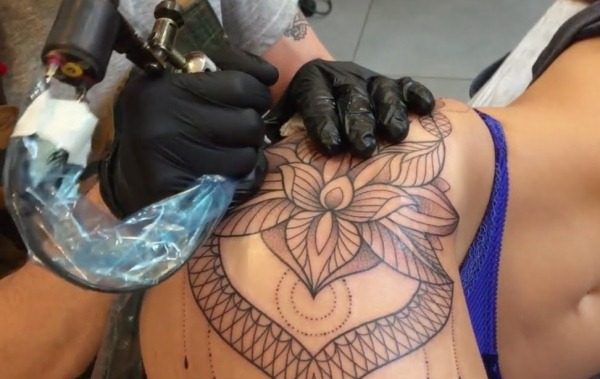 Tetování na stehnech pro dívky. Nápady, fotografie, náčrtky, nápisy, mašle, krajky