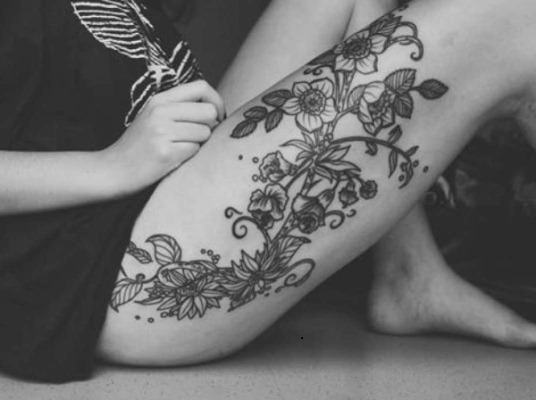 Šlaunų tatuiruotės mergaitėms. Idėjos, nuotraukos, eskizai, užrašai, lankai, nėriniai