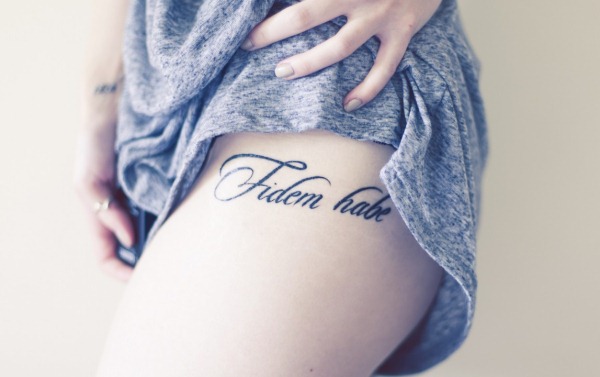 Tetování na stehnech pro dívky. Nápady, fotografie, náčrtky, nápisy, mašle, krajky