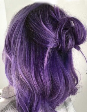 Warna rambut ungu gelap untuk lelaki dan perempuan. Foto, cat, teknik melukis