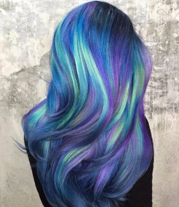 Dunkelviolette Haarfarbe für Jungs und Mädels. Fotos, Farben, Färbetechniken
