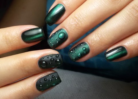 Tmavě zelená manikúra s lakem. Foto matný design pro krátké a dlouhé nehty, nové položky, módní trendy
