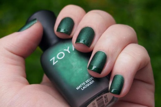 Manicura de color verd fosc amb vernís. Disseny de fotos mat per a ungles curtes i llargues, articles nous, tendències de la moda
