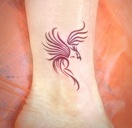 Tatuaż Feniksa. Znaczenie dla dziewcząt na nadgarstku, ramieniu, plecach, nodze. Zdjęcia, szkice
